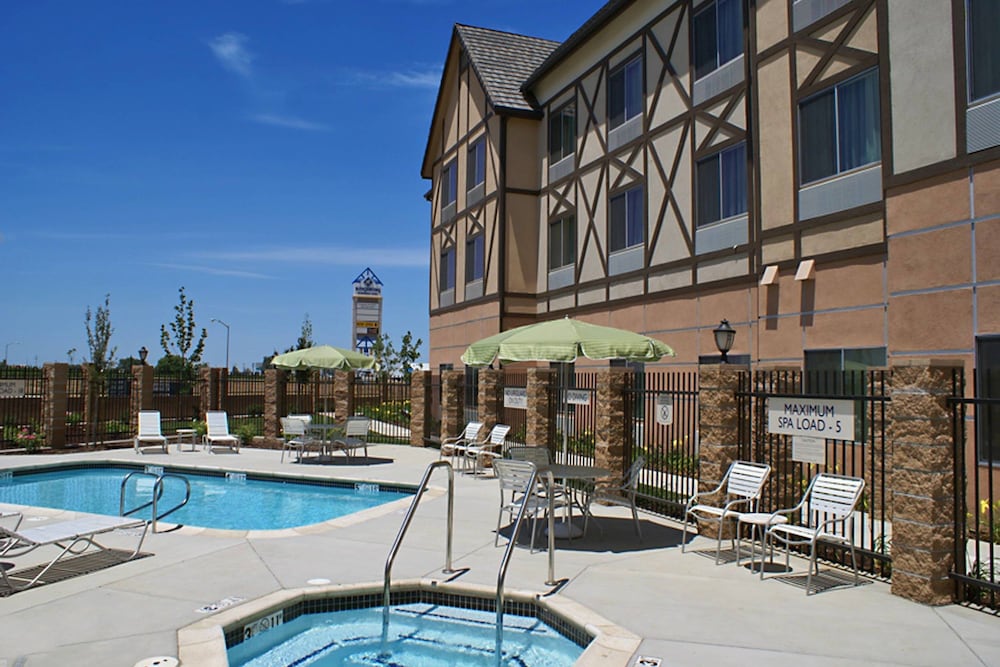 Fairfield Inn and Suites by Marriott Selma Kingsburg 3/36