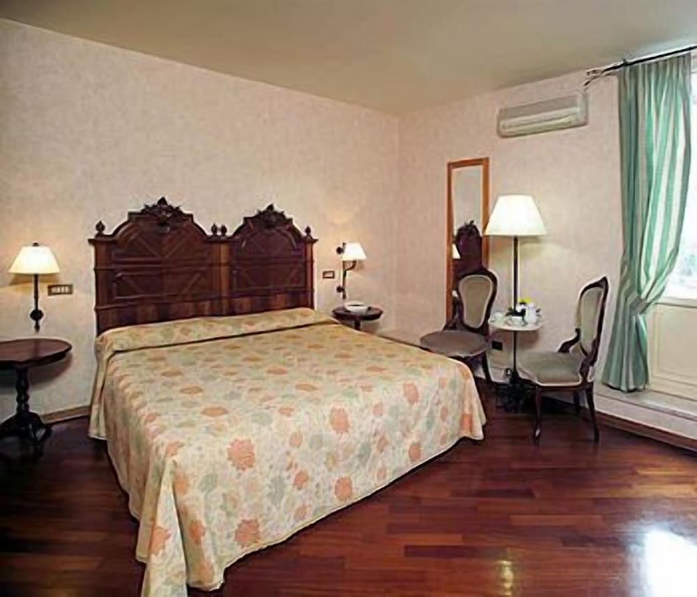 EXECUTIVE, DOUBLE OR TWIN BED