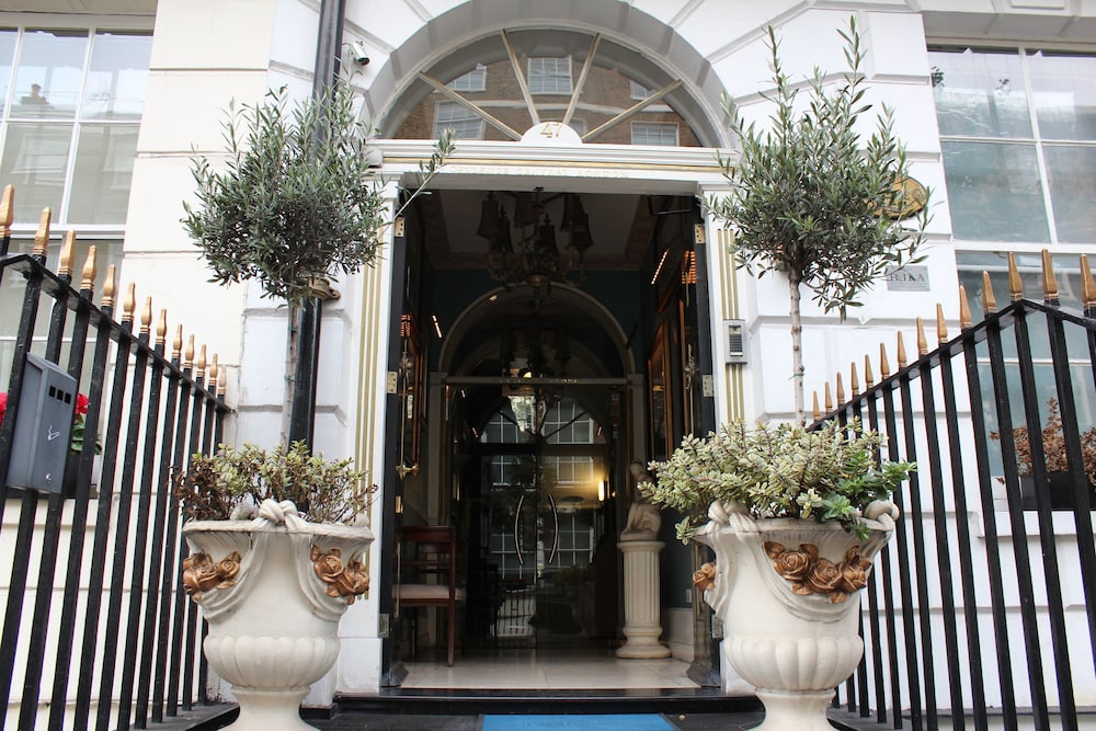 Opulence Centra London Hotel 11/75