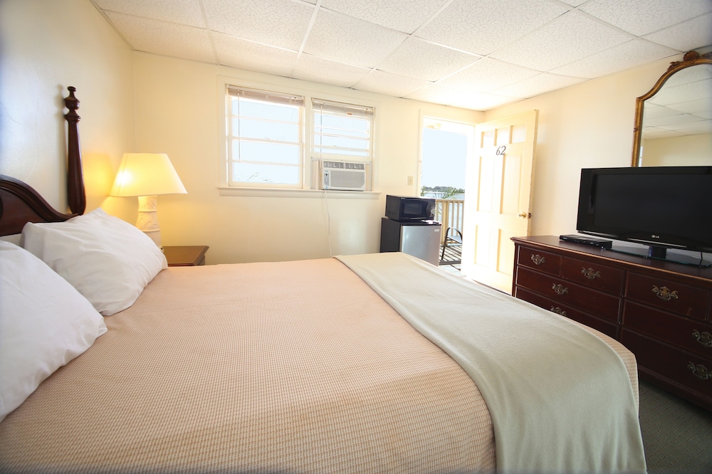 Oceanic Motel 6/46