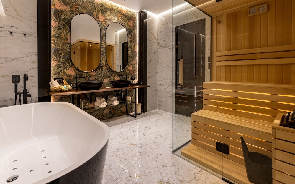 One Luxury Suites 69/72