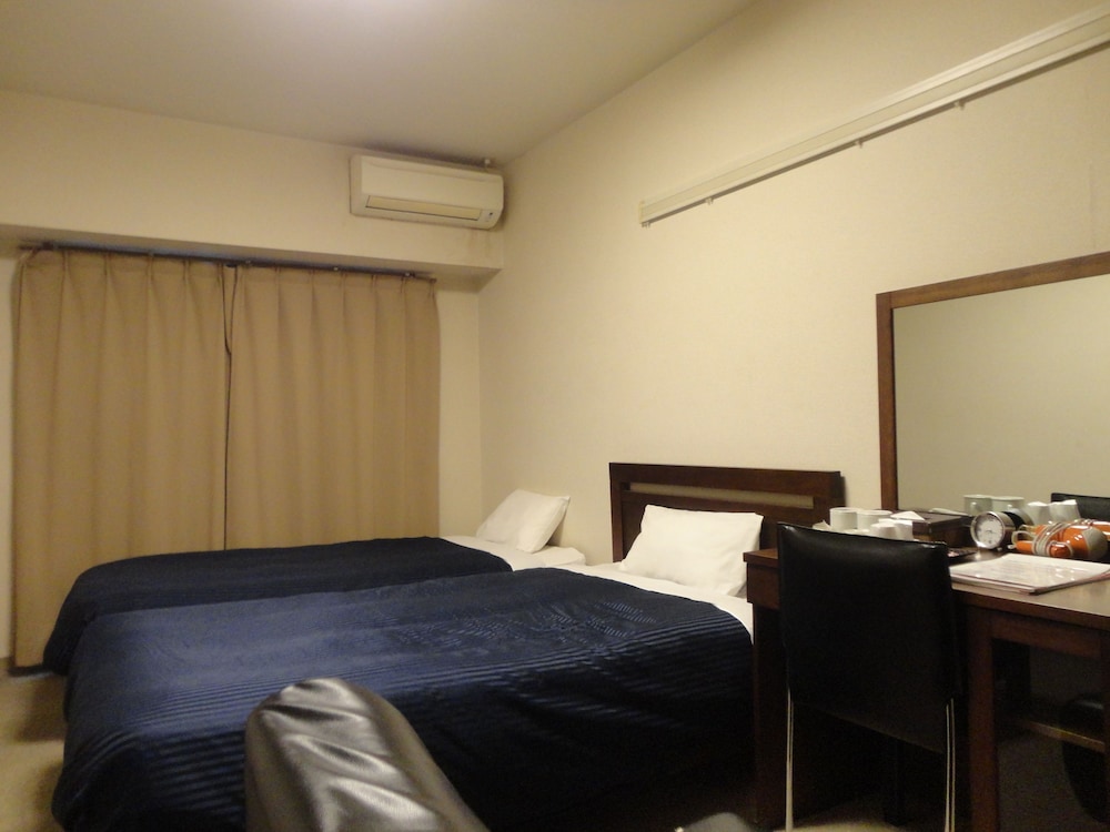 ROOM, TWIN BEDS