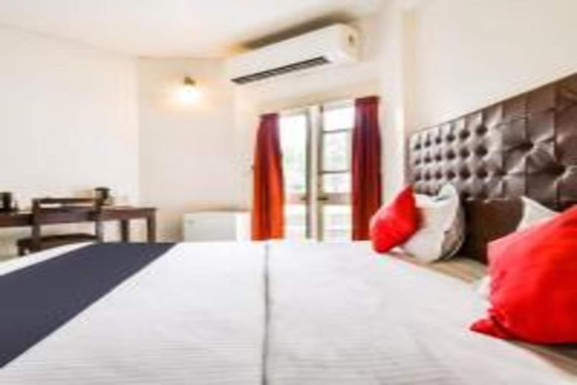 DELUXE, QUEEN BED, CITY VIEW