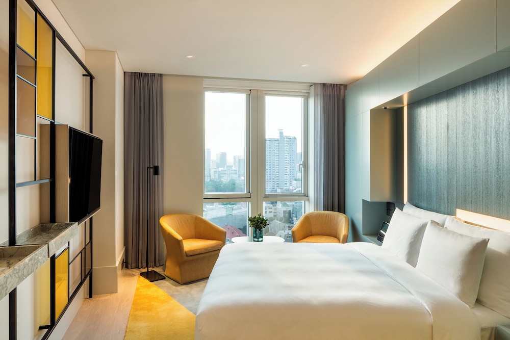DELUXE, KING BED