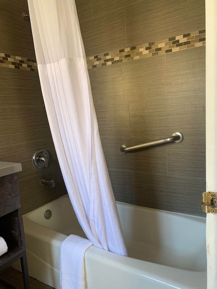 Oasis Inn & Suites 49/50
