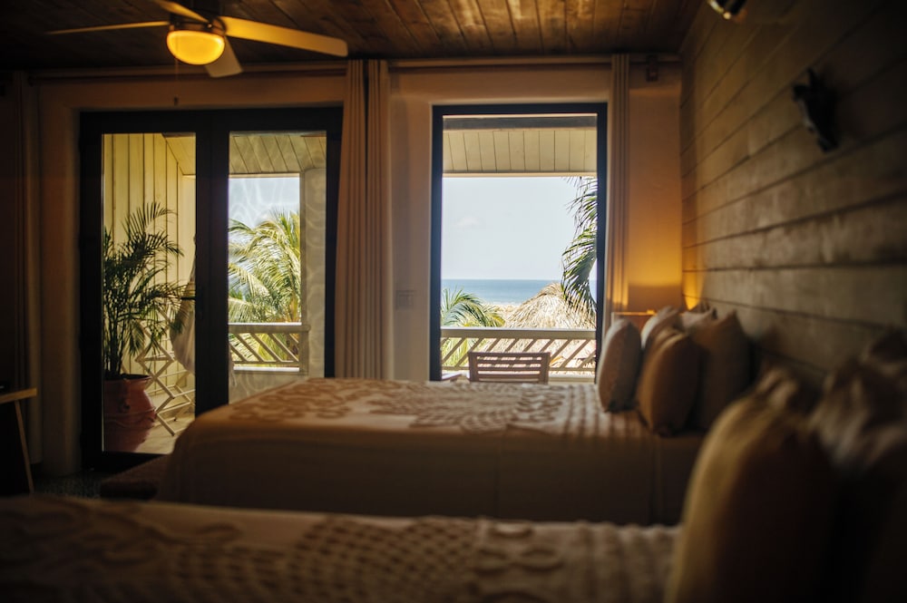 Tranquilseas Eco-Lodge, Diving Center, Restaurant &amp; Bar 32/50
