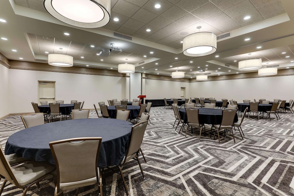Drury Inn and Suites Kansas City Independence 36/38