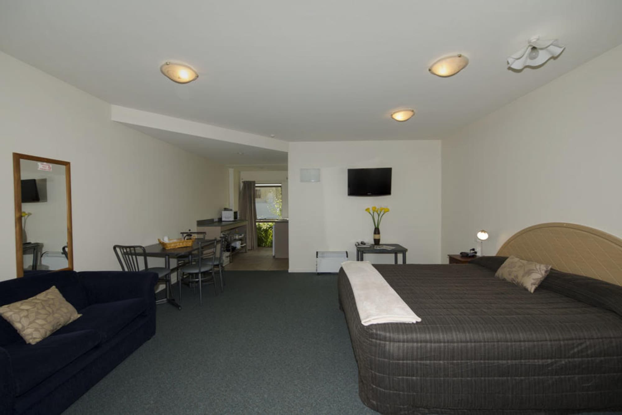STUDIO, KING BED, JETTED TUB