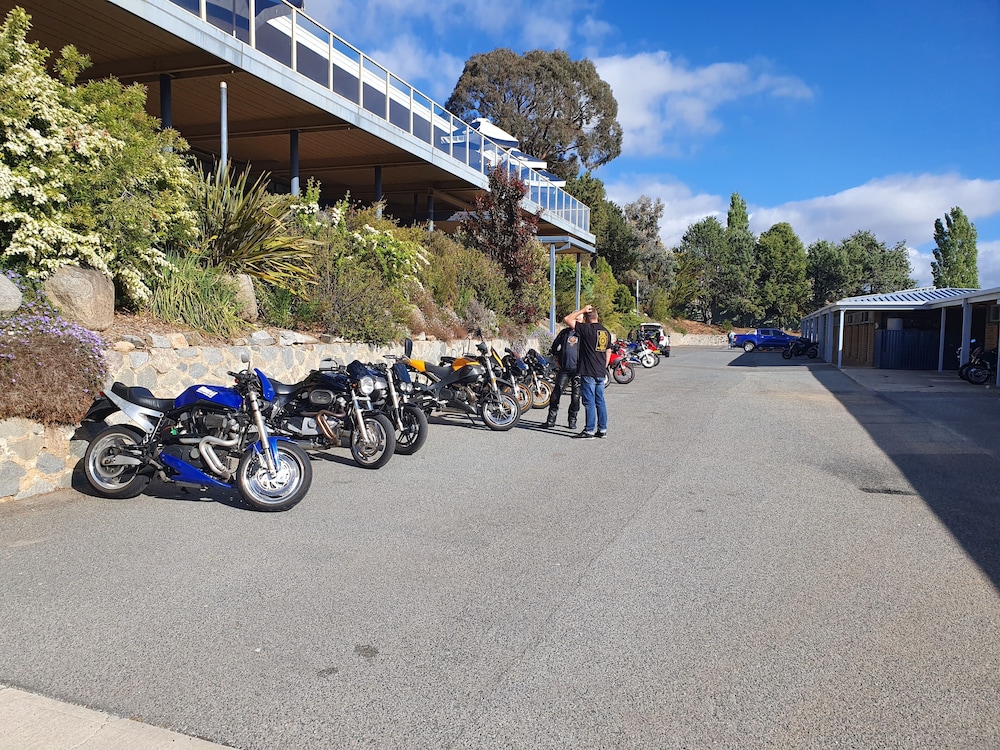 LAKE JINDABYNE HOTEL 61/75