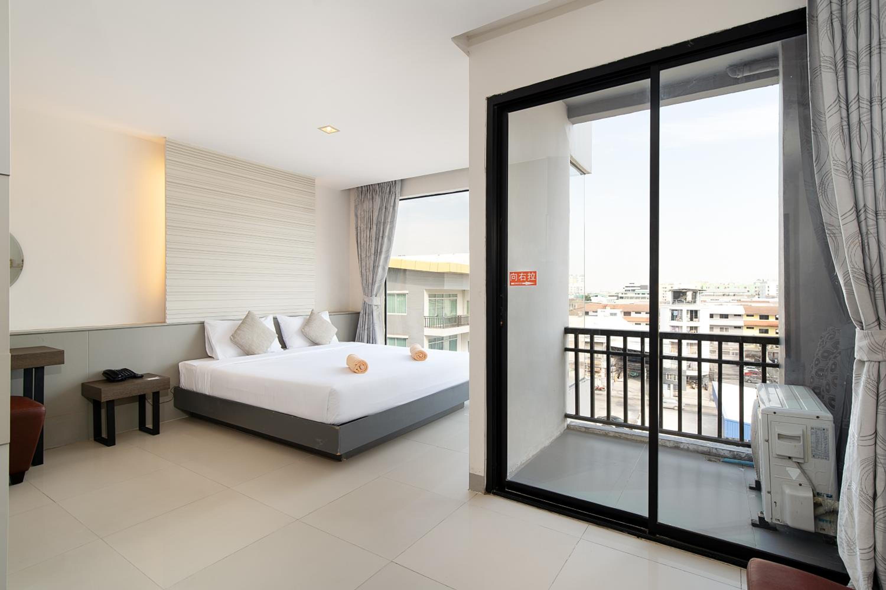 Leenova Hotel 16/50