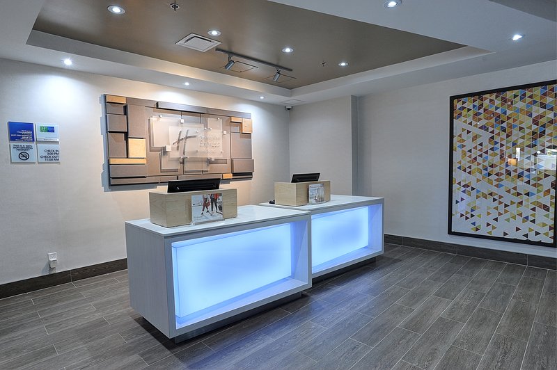 Holiday Inn Express Suites Toronto Airport West 7/55