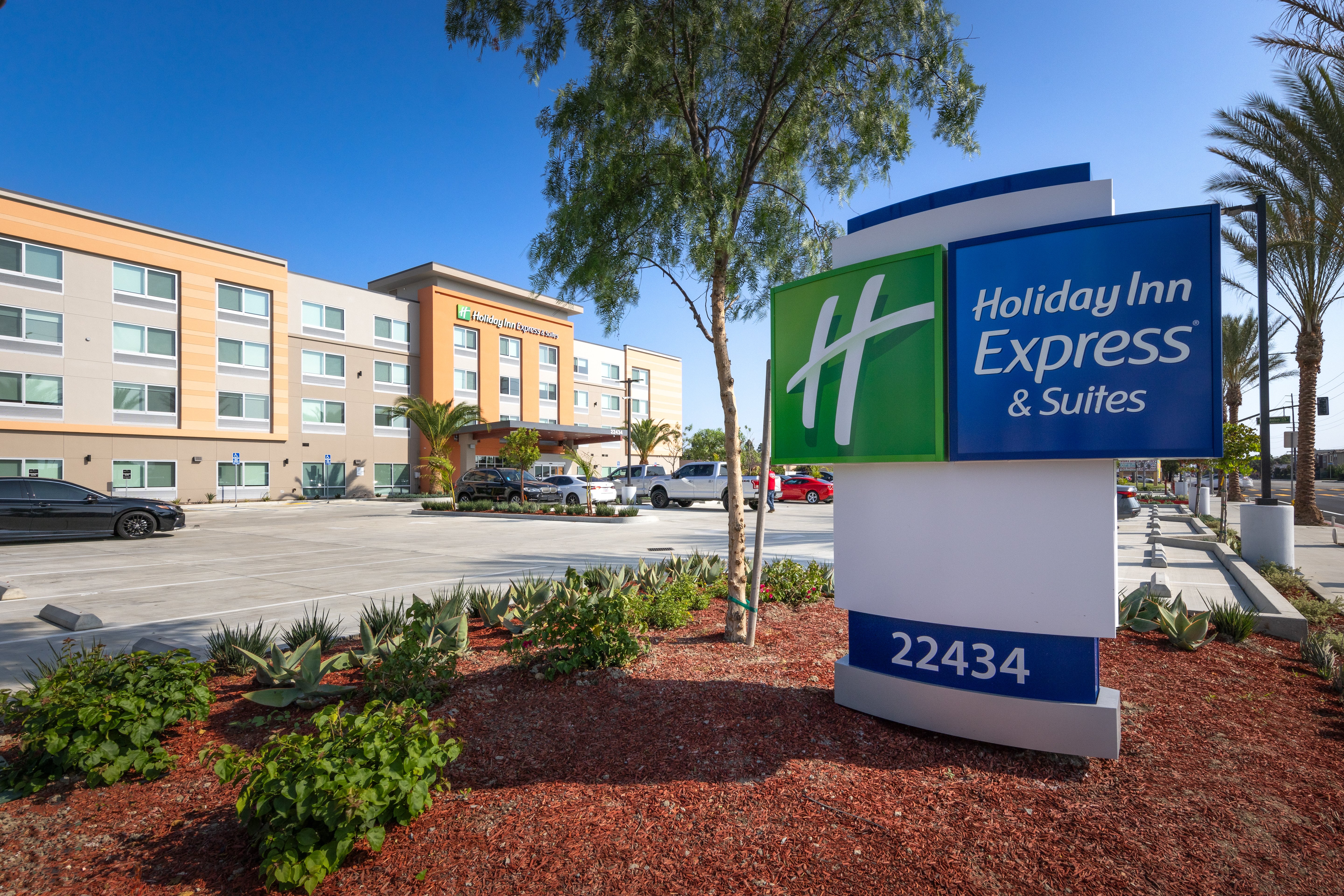 Holiday Inn Express & Suites Hawaiian Gardens 4/38
