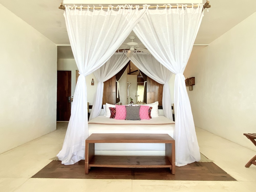 JUNIOR SUITE, KING BED, BEACH FRONT, PRIVATE POOL