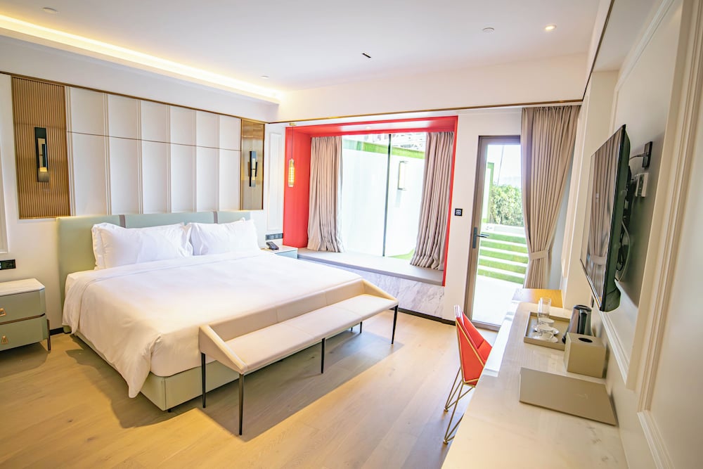 Island, Platinum, Garden, King Bed