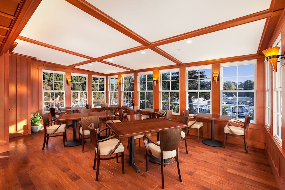 Noyo Harbor Inn Restaurant and Tavern 37/50