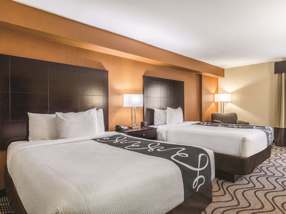 La Quinta Inn & Suites by Wyndham Knoxville Papermill 9/45