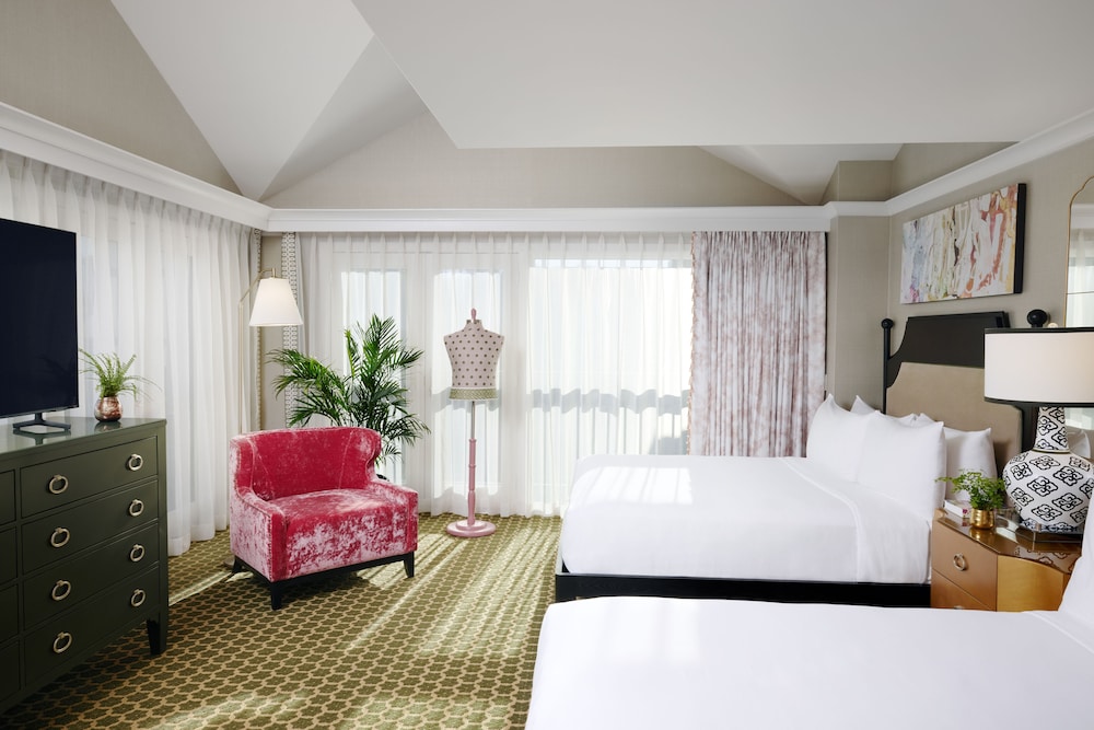 Grand, Lodge, Suite, 2 Queen Beds