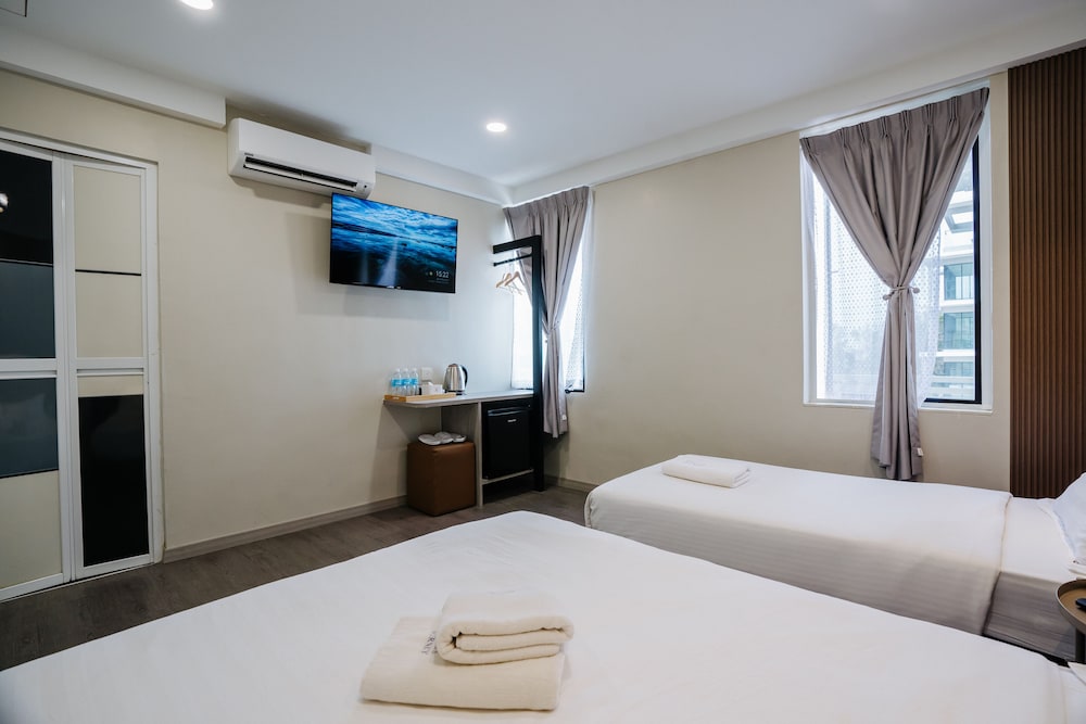 ROOM, TRIPLE, MULTIPLE BEDS