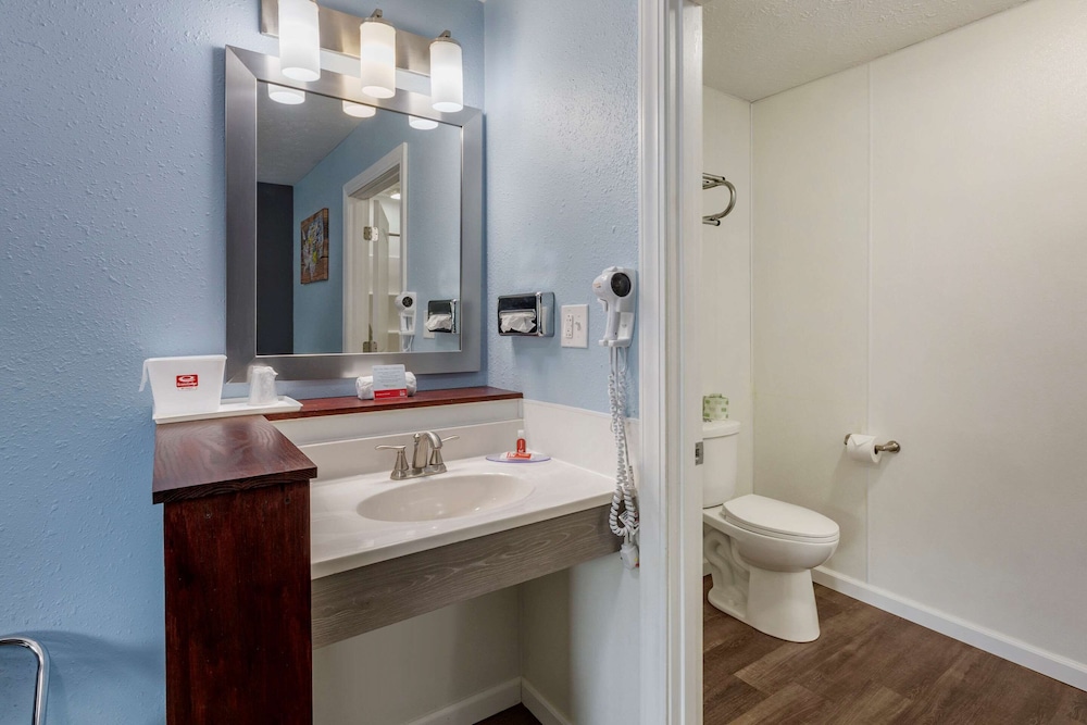 Econo Lodge Inn & Suites South 16/27
