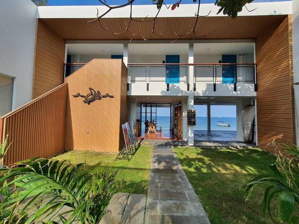 Blue Tao Beach Hotel 7/59