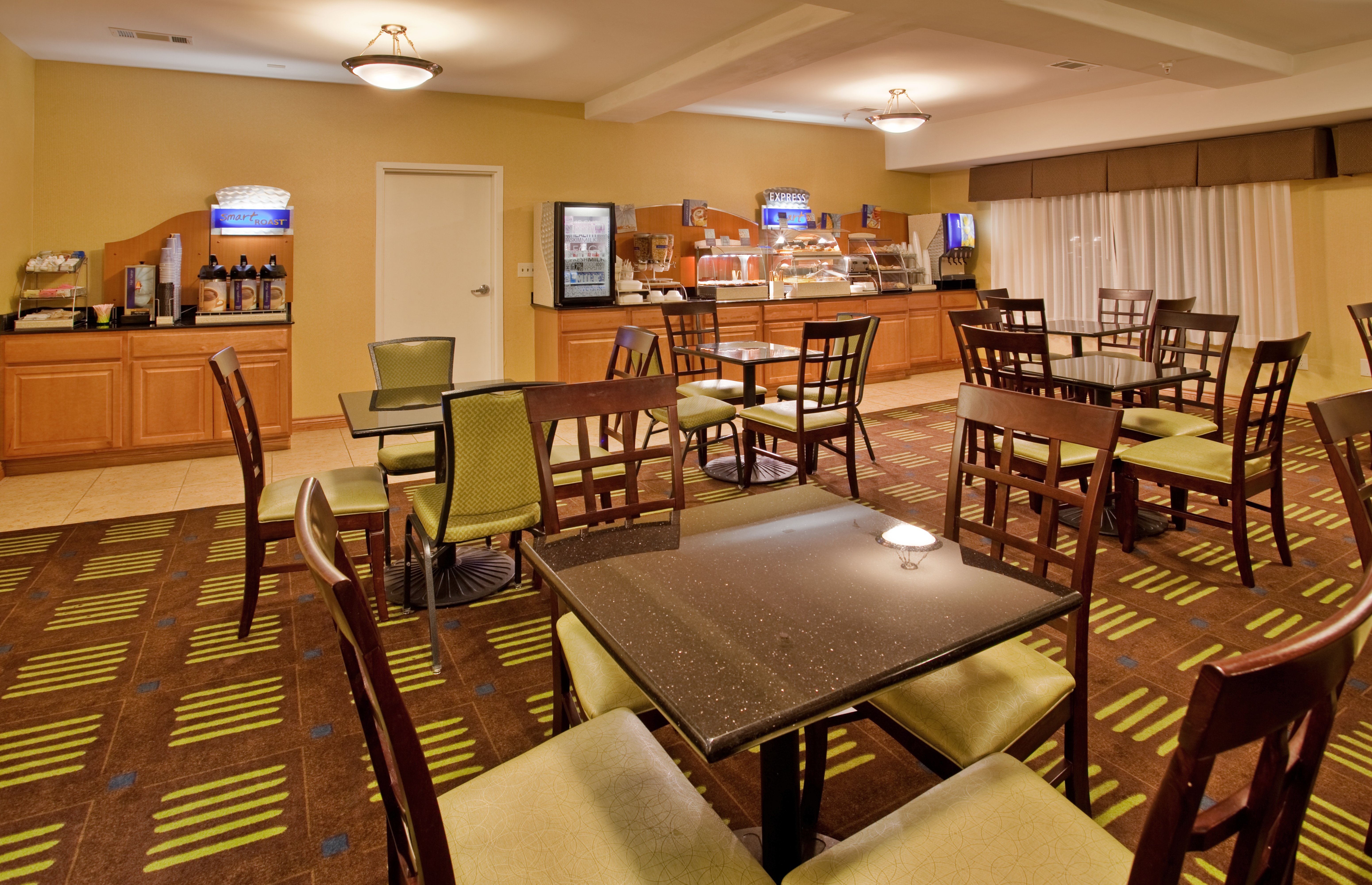 Holiday Inn Express Hotel Amp Stes Kansas City Sports Complex 44/55