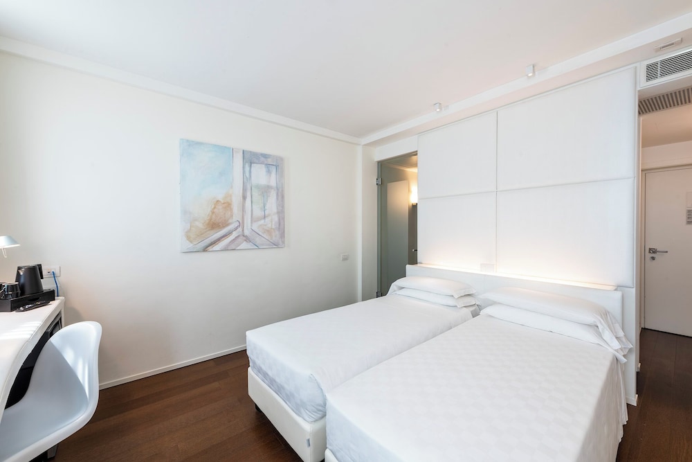 MO.OM HOTEL 18/71