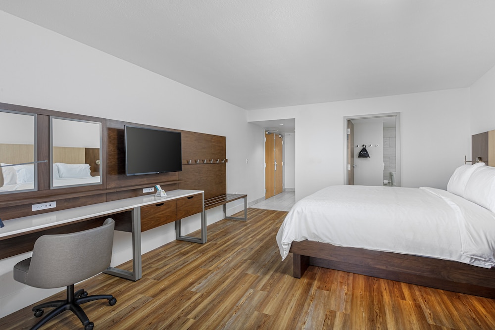 Holiday Inn Express Pensacola Beach 20/60