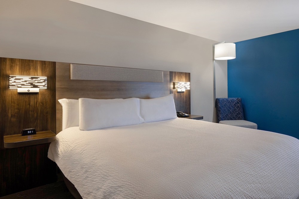 Holiday Inn Express & Suites Central Omaha, an IHG Hotel 24/50