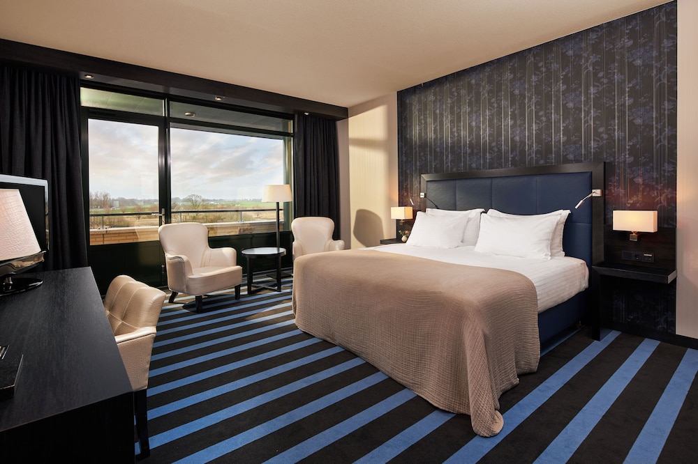 2 Bedrooms, Family, Double and Twin Beds