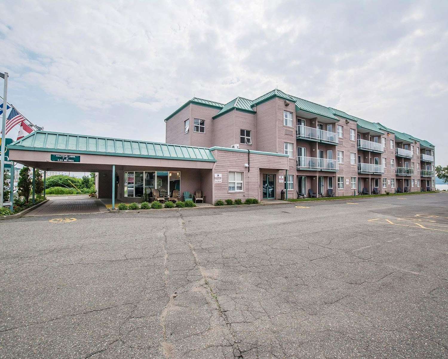 Quality Suites Sainte Anne de Beaupre 12/18