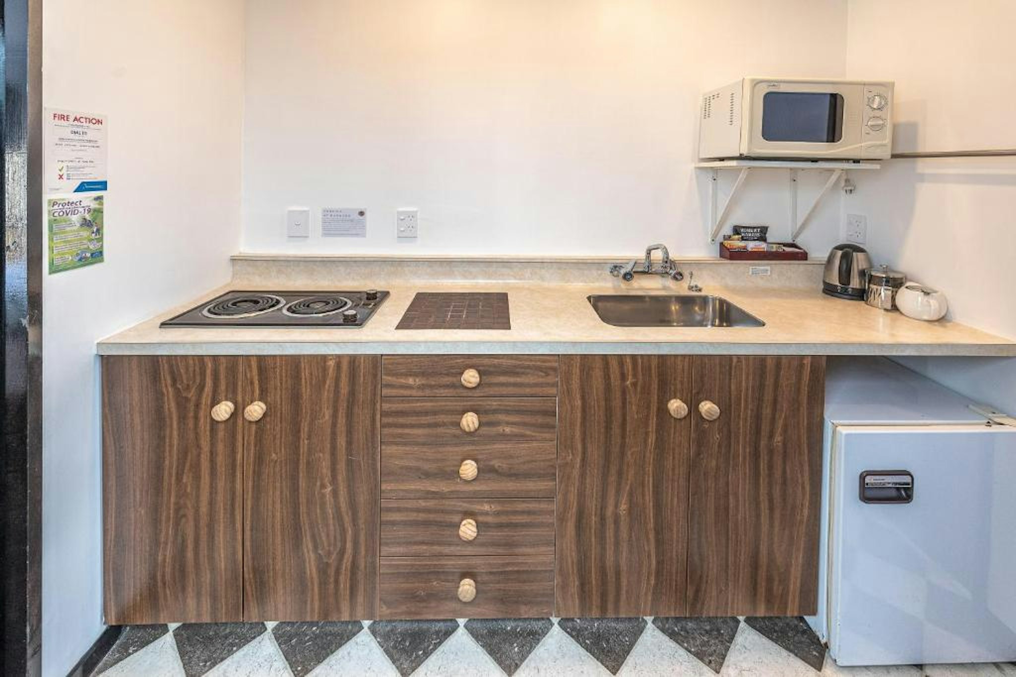 BURWOOD MANOR MOTEL 12/50