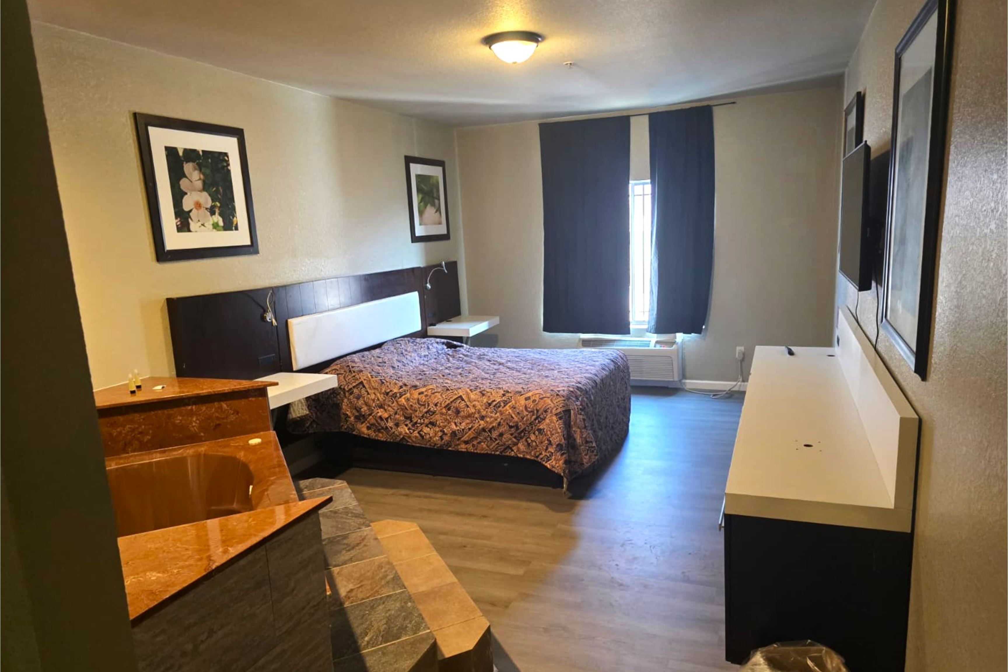 1 Suite King Bed Non-Smoking Jacuzzi Tub
