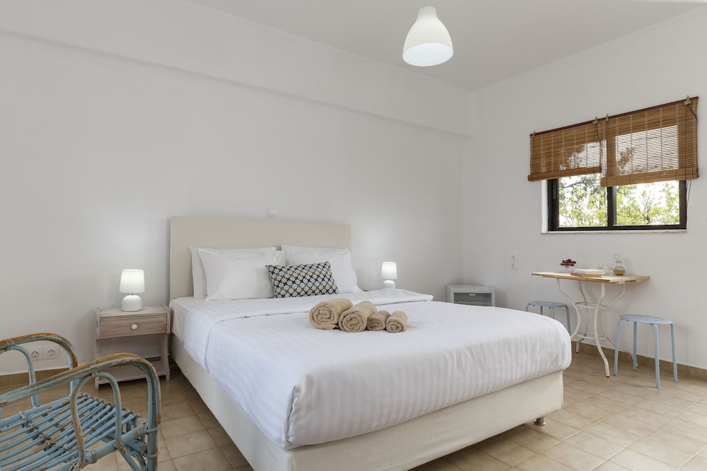 1 BEDROOM, BASIC, DOUBLE OR TWIN BED, COURTYARD AREA