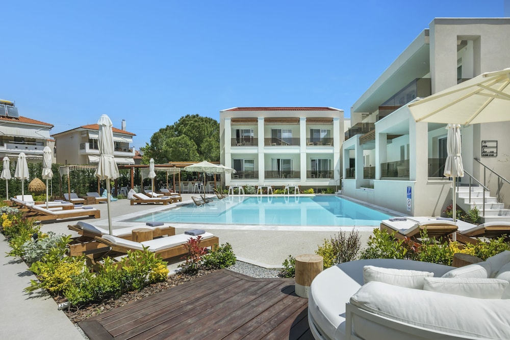 Mirablue Deluxe Residences 2/50