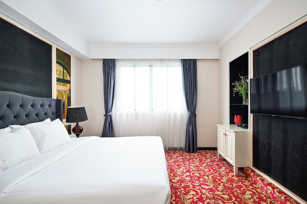 California Saigon Hotel & Rooftop Pool 12/50