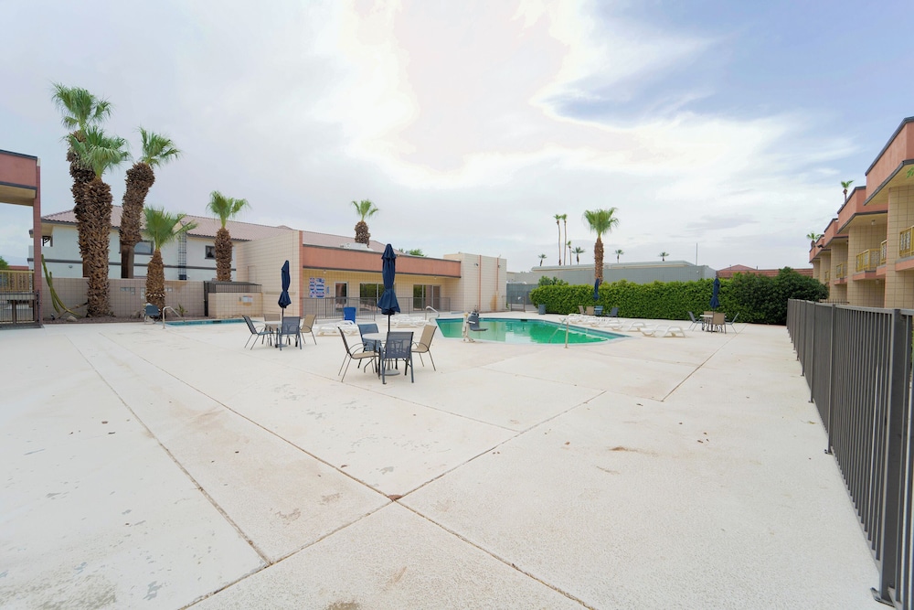 Royal Plaza Inn Indio 59/61