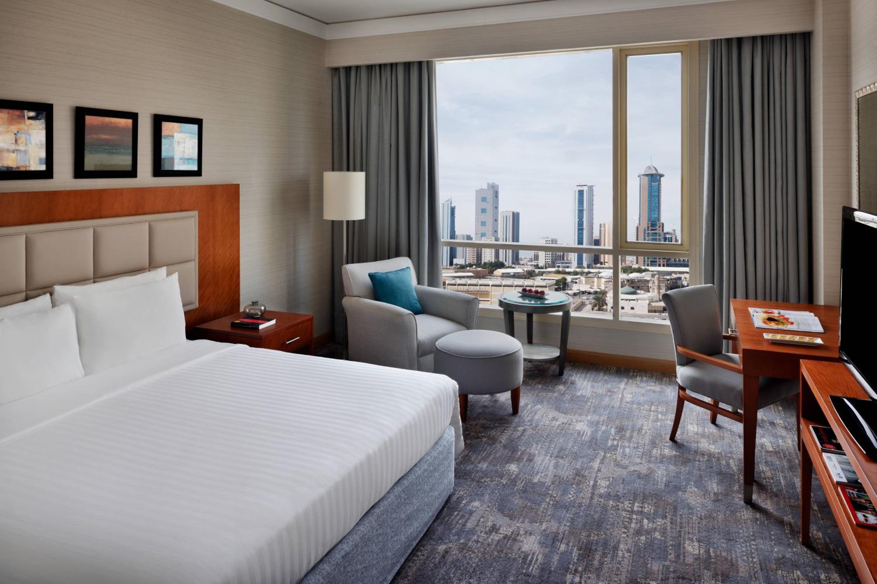 Diplomat, Suite, King Bed, Club Lounge Access
