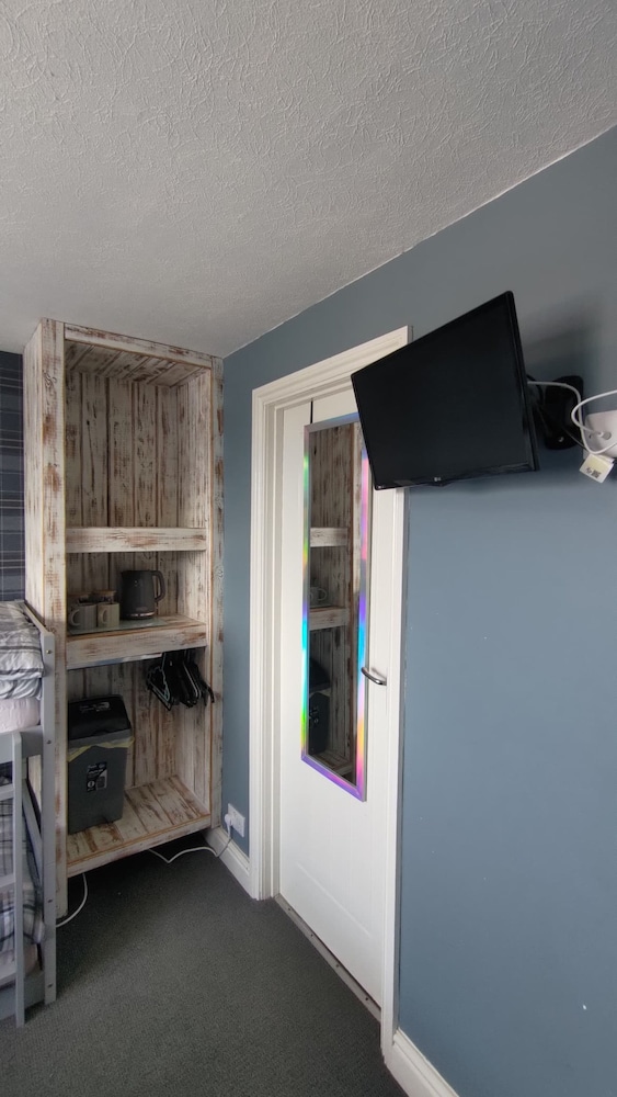 OYO Shore Surf Lodge 40/50