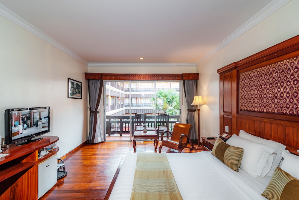 غرفة ديلوكس عائلية بسرير كوين وسريرين منفصلين بإطلالة على المسبح