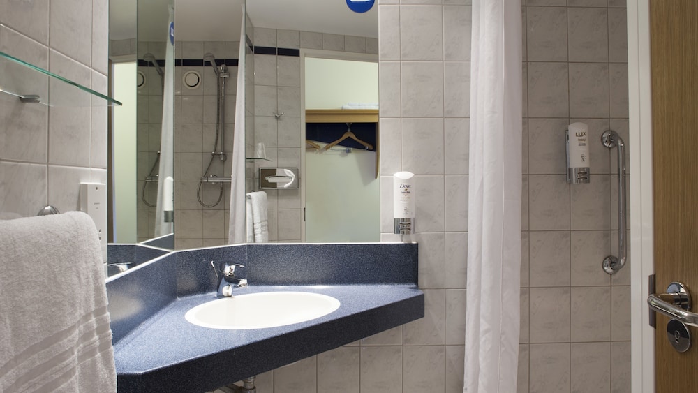 HOLIDAY INN EXPRESS KASSAM STADIUM 67/72