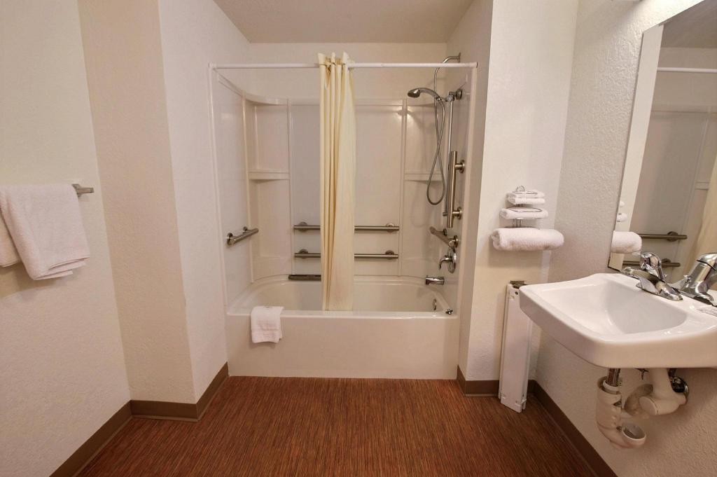 غرفة بسرير كينج بمطبخ لذوي الإعاقة، Motel6 Wilkes Barre, PA - Arena 5/5