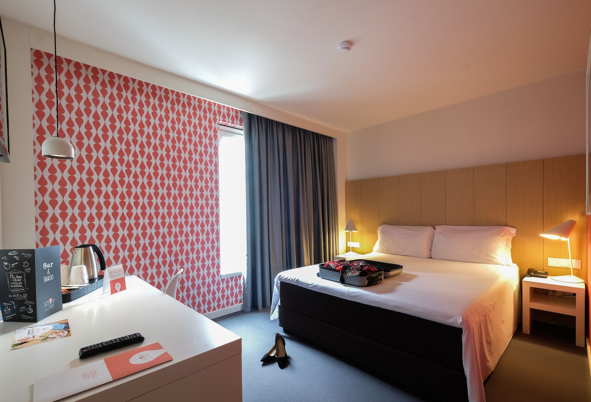 ROOM, QUEEN BED