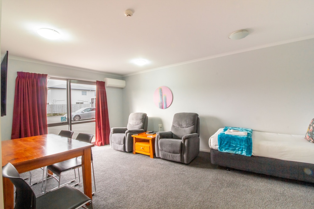 Bks Esplanade Motor Lodge 27/43