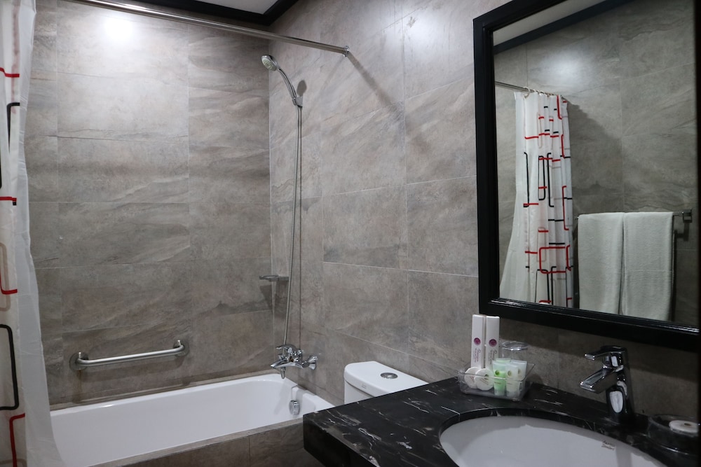 Paragon Hotel And Suites 48/50
