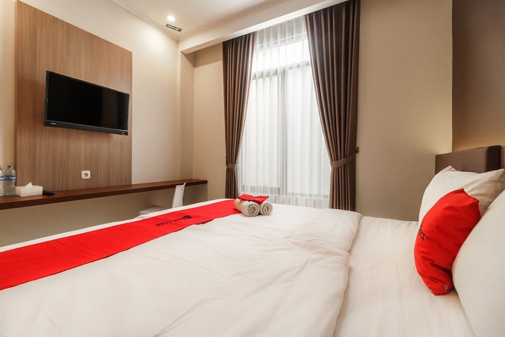 RedDoorz Plus near Lippo Mall Kemang 2 8/23