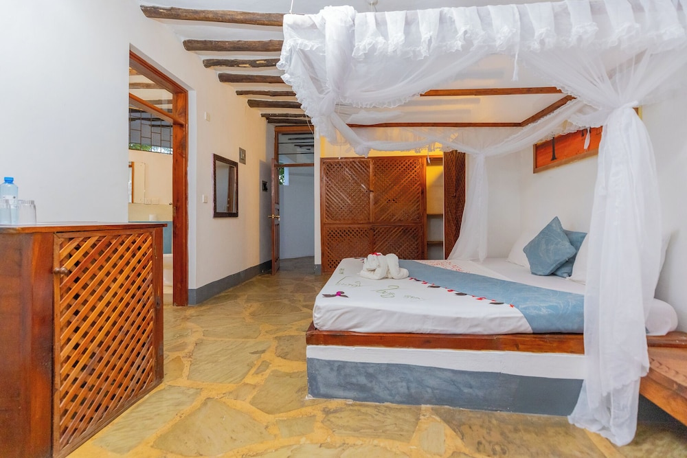 Standard, Queen Bed, Beach Side, Garden View