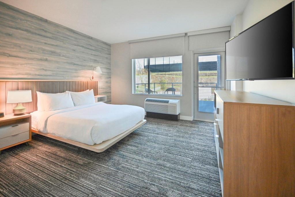 جناح بسرير كوين بشرفة بغرفة نوم واحدة، TownePlace Suites by Marriott Dallas Rockwall 2/3