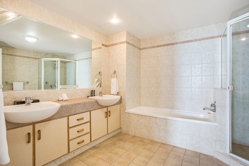 2 Bedrooms, Ocean, King and Twin Beds, Mantra Sun City Surfers Paradise 3/3