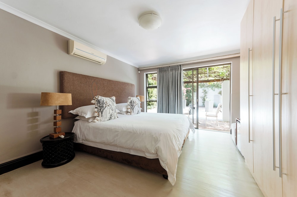 STANDARD, QUEEN BED, GARDEN VIEW