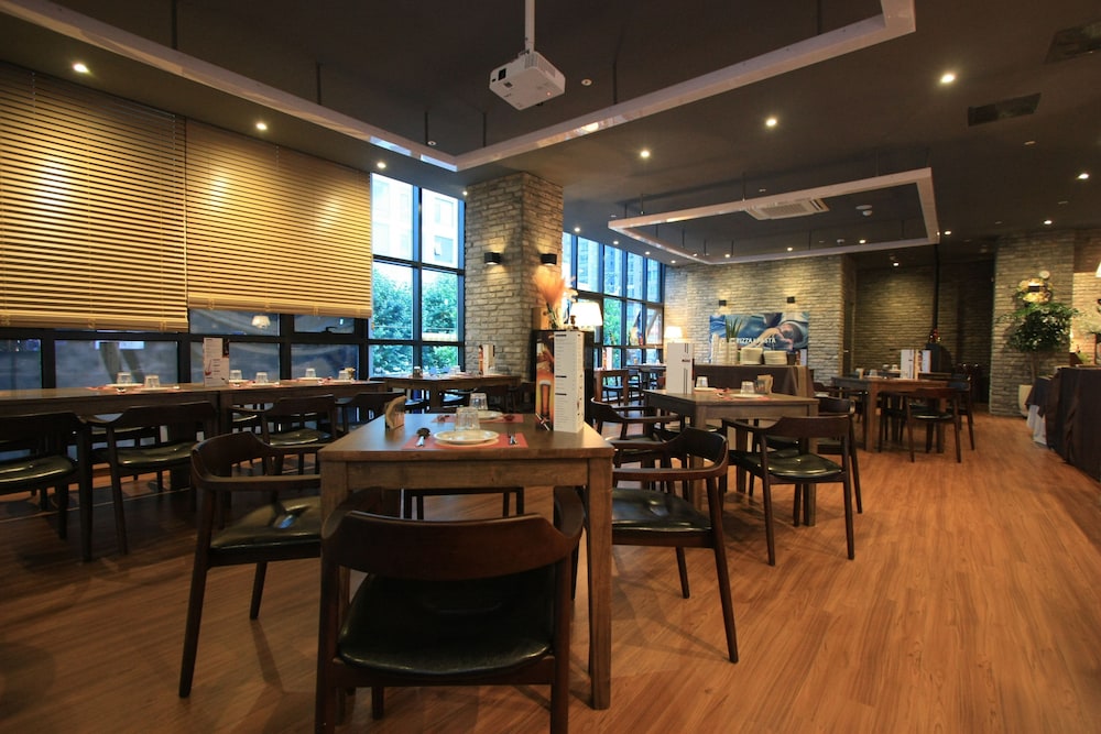 Vella Suite Hotel 40/50